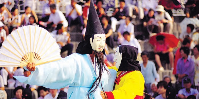 <B>강릉단오제</b> 음력 4월부터 5월 초까지 영동 지역에서 벌어지는 전통축제이다. 사진은 강릉단오제 중 관노가면극 공연 모습.