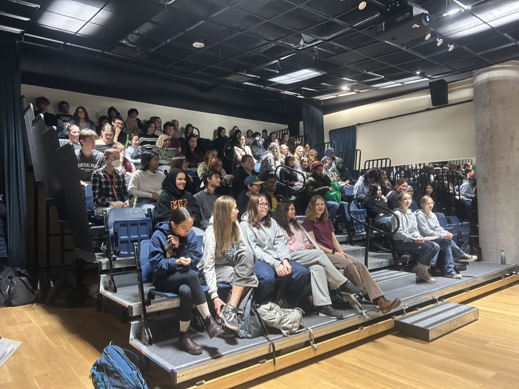 학생들이 의자에 앉아있음